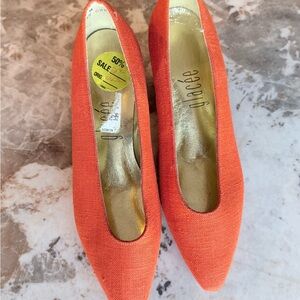 VINTAGE Womens Orange Canvas Slip-On Kitten Pumps